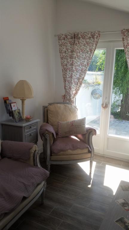 Les Trois Roses Hotel แอบบ์วิลล์ ภายนอก รูปภาพ